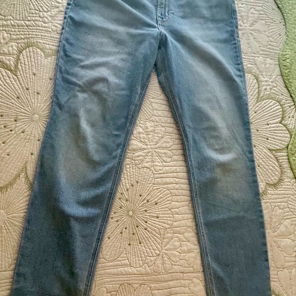 Old Navy High Rise Stright Jeans - Picture 2 of 6